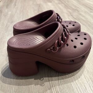 CROCS Women's Chain Detail Platform Clogs - Dark Burgundy